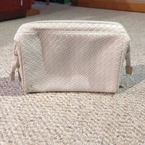 Von Maur Cosmetic Makeup Toiletry Bag Travel Beige Weave Zip Pocket
